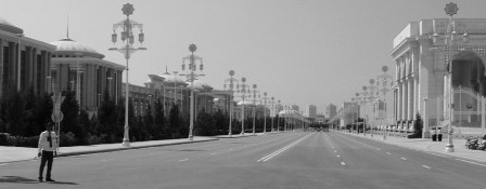 Ashkabad. Les rues (vides) autour du palais du Respecté Président sont sous bonne garde