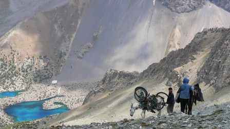 Intermodalité âne + vélo dans les monts Fan (nord du Tadjikistan), août 2012