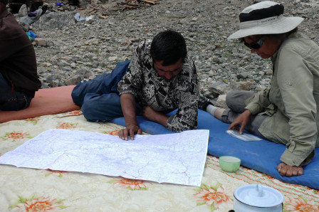 Pause-thé avec le staff tadjik d'un groupe d'alpinistes européens dans le massif du Chimtarga : ils sont intéressés par nos cartes topographiques précises, août 2012