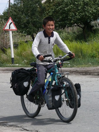 Un gamin kyrgyze tout fier d'essayer mon vélo