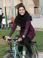 Etudiante iranienne ravie d'essayer mon vélo autour d'une place centrale de Yazd