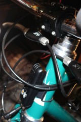 L'adaptateur-chargeur E-Werk en cours de montage sur le tube de direction