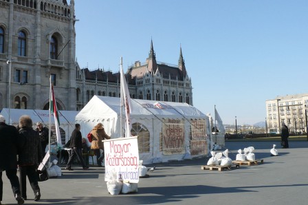 Delete Viktor Orban : tentes de manifestants sur la place du Parlement à Budapest