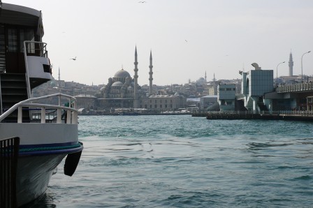 Istanbul. Embarcadère à Karaköy, pont de Galata