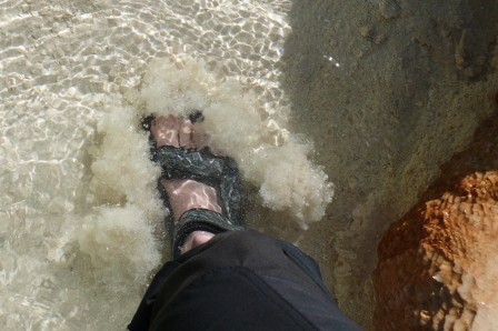 Bain de pieds dans l'eau gazeuse de Badab e Surt