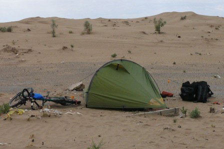 Tente amarrée à des cailloux et une traverse de chemin de fer tombée du camion. Bakhordak, Karakum km 90 (Turkmenistan)