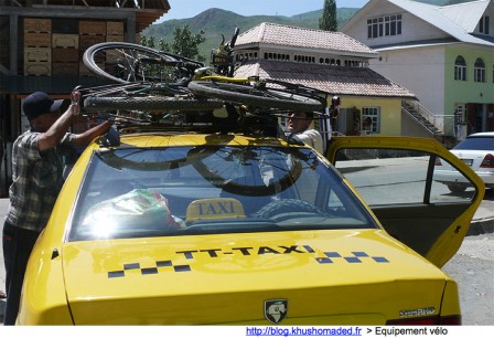 On pourrait peut-être mettre un troisième vélo dans le coffre ? Taxi Obigarm - Dushanbe