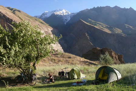 Bivouac **** dans la vallée du Pyanj (Pamir tadjik). En face, l'Afghanistan