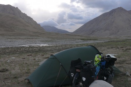 A 4200m, peu avant le col de Khargush (Pamir tadjik). Sol meuble avec cailloux pour un bivouac bien venté...