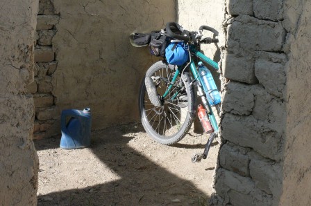 Pause casse-croûte et toilette sur un chantier abandonné près du lac Karakul (Pamir)