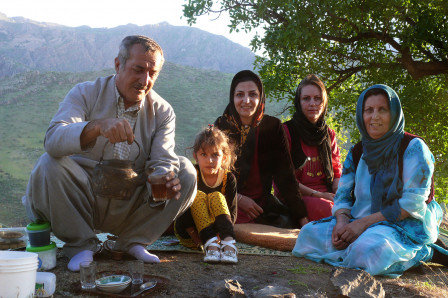 Invitation pour une pause-thé au bord de la route. Kurdistan iranien., mai 2014