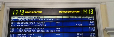 Hall de la gare de Novossibirsk : côté rue à l'heure locale, côté rails à l'heure de Moscou